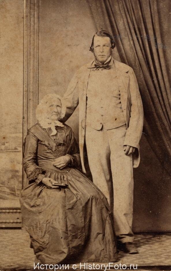 27 ноября 1838 года Мария Энн Смит, в девичестве Шервуд, вместе со своим мужем Томасом Смитом и пятью детьми, эмигрировали из Англии в Австралию и поселились в Новом Южном Уэльсе, в пригороде Сиднея. Так они купили 20 акров земли возле Киссинг-​Пойнт, названного так в честь места, где корабли часто садились на мель из-за мелкой реки.
Томас Смит, помимо прочего, выращивал яблоки, которые Мэри Энн использовала для начинки в выпечке пирогов на продажу. Ей было уже почти 70 лет, когда однажды продавец на рынке дал ей на пробу мелких зеленых французских яблок-​дичков. «Непригодно для приготовления яблочного пирога», — подумала она. Поэтому она их съела и выбросила сердцевины в окно. Но спустя время, из семян выросло несколько ростков. Старушка начала культивировать этот неизвестный сорт терпких яблок. Ею были привиты деревья и создан целый яблоневый сад. Затем она продавала эти яблоки на местном рынке. Яблоко по-​настоящему прославилось, когда Эдвард Галлард купил сады Смитов после кончины мужа Марии, Томаса. В 1891 году «Грэнни Смит» начали получать призы на сельскохозяйственных выставках, а четыре года спустя яблони были широко представлены в регионе и завоевали местный рынок. С 1895 года отправились на экспорт, после чего их стали высаживать во многих уголках мира. На фото Мария Энн Смит с сыном Томасом. 1869 год.
