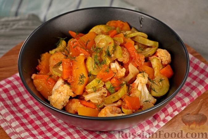кабачки, тыква, капуста цветная, помидоры, морковь, лук репчатый, чеснок, соль, перец чёрный молотый, масло растительное