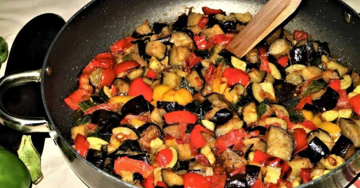 Рагу из баклажанов с овощами в кастрюле. Рагу из баклажанов с овощами в кастрюле