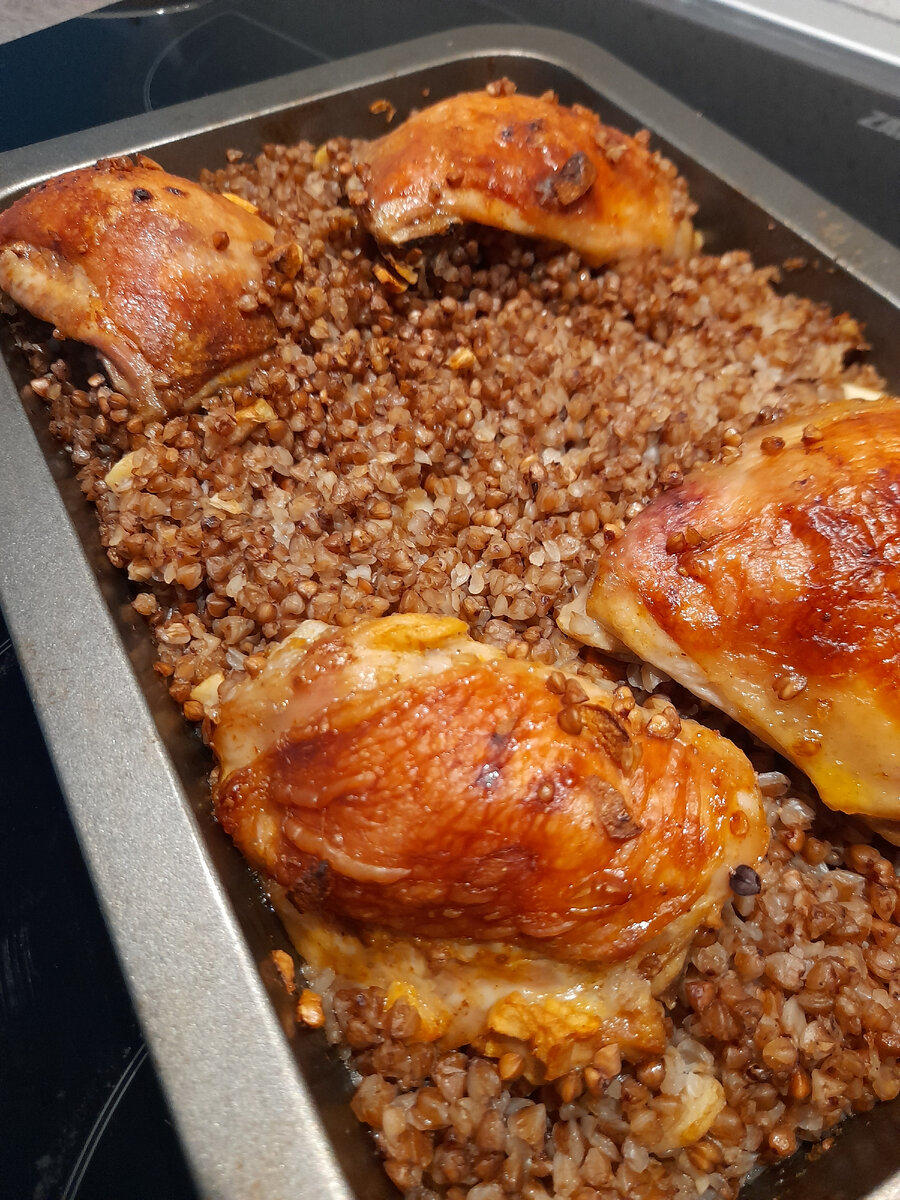 Курица с чесноком и гречкой в духовке. Фото автора