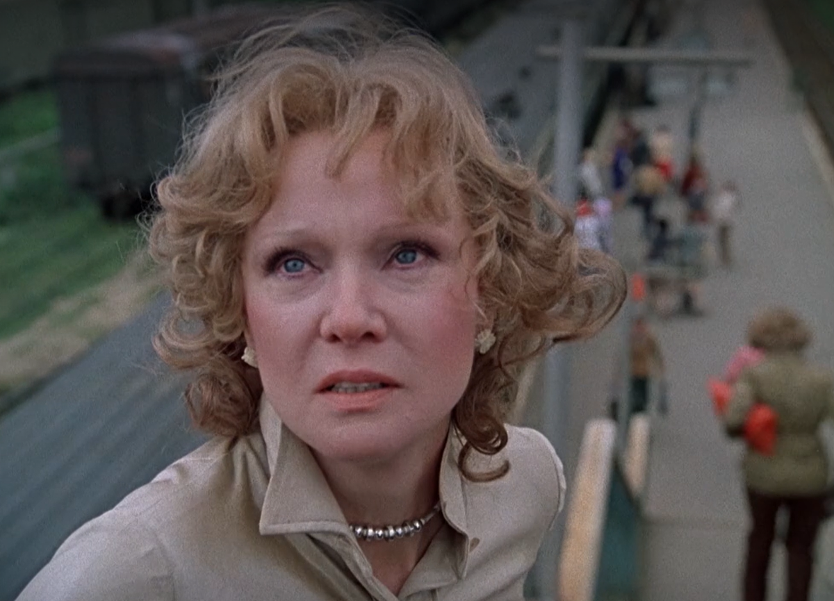 Кадр из кинофильма "Вокзал для двоих", 1982 г., режиссер Эльдар Рязанов, сценаристы Эмиль Брагинский, Эльдар Рязанов, композитор Андрей Петров (скриншот) 