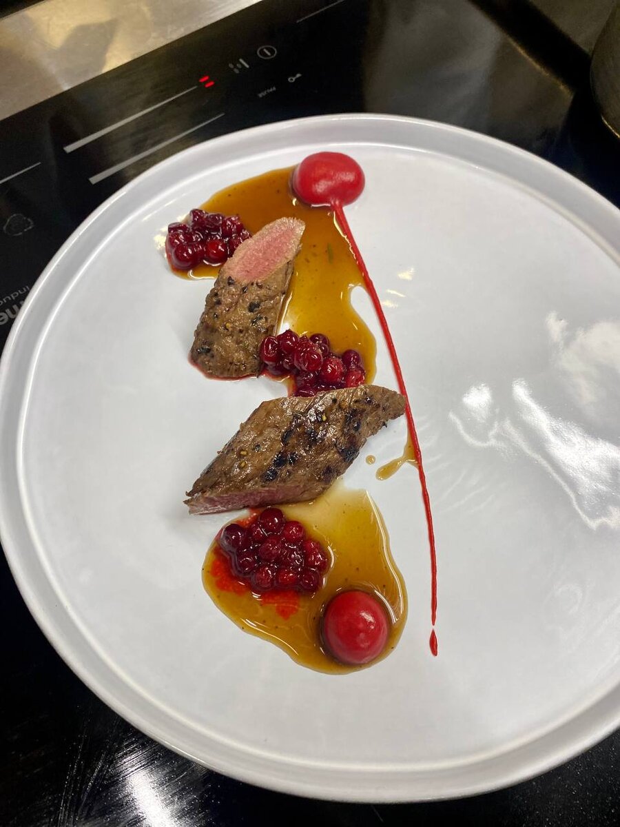 Оленина с еловым соусом