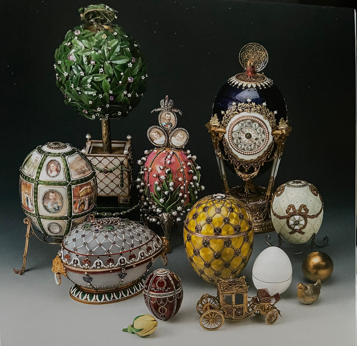 Соотношение размеров яиц.  Из книги о музее. 