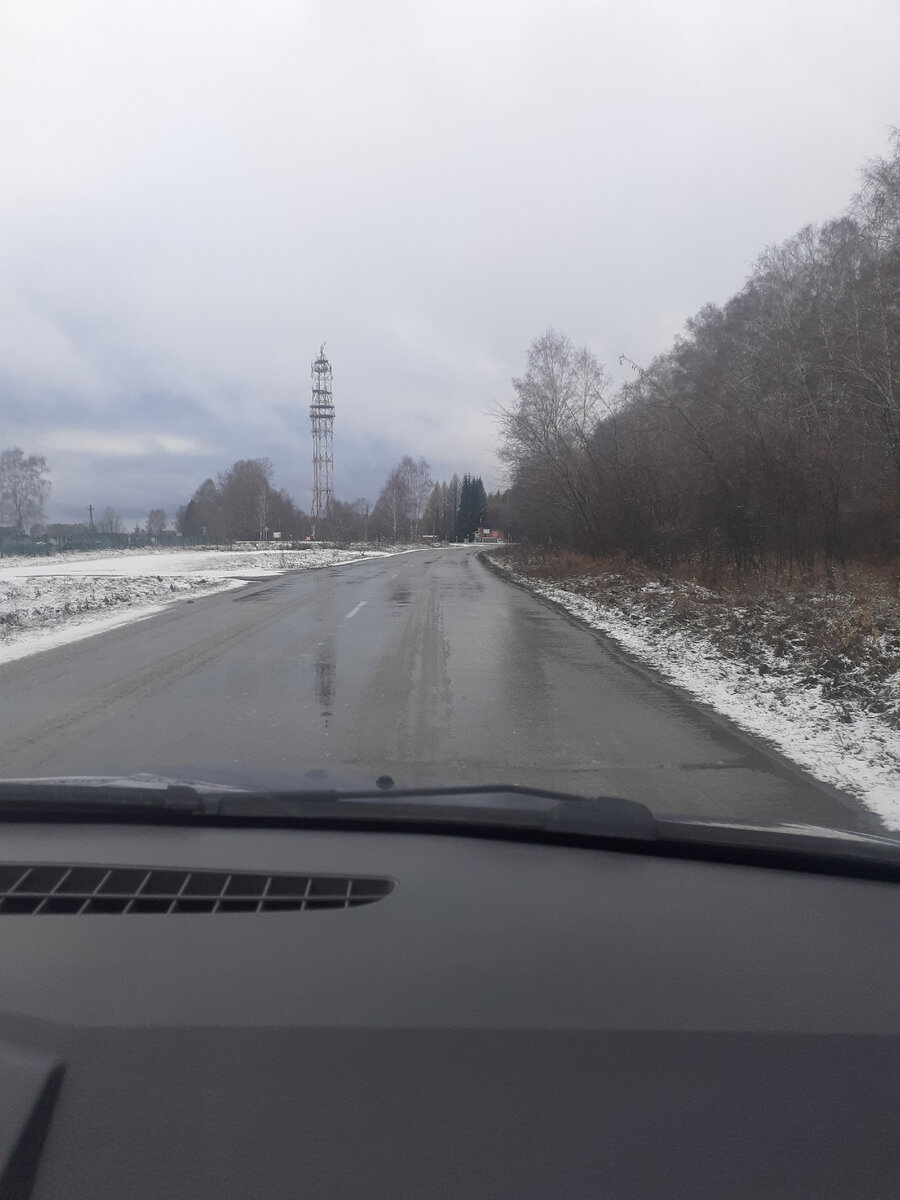 Фото автора. С одной стороны кладбище, дальше заправочная станция