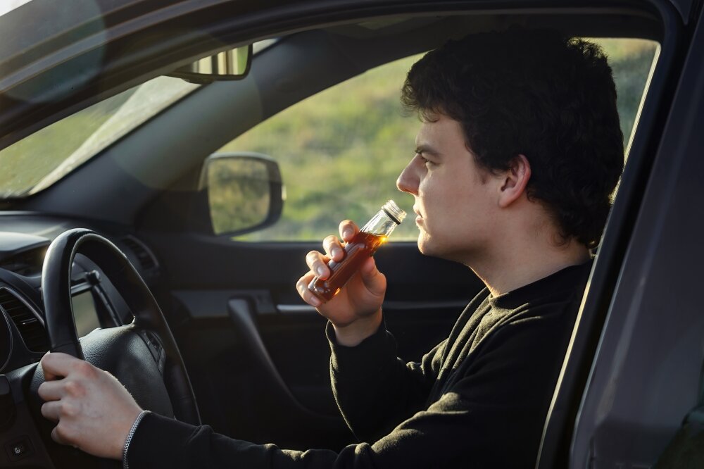Выпивать в машине (Источник изображения: freepik.com)