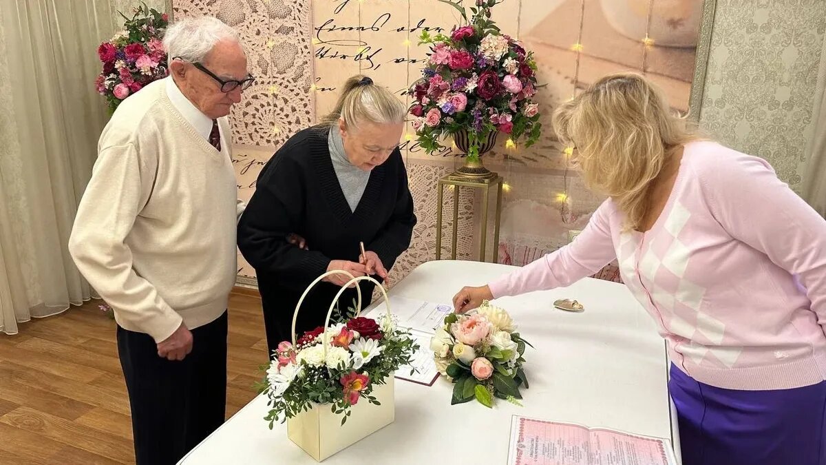 В таком возрасте разница в 25 лет, видимо, не чувствуется. Фото: Главное управление ЗАГС Нижегородской области