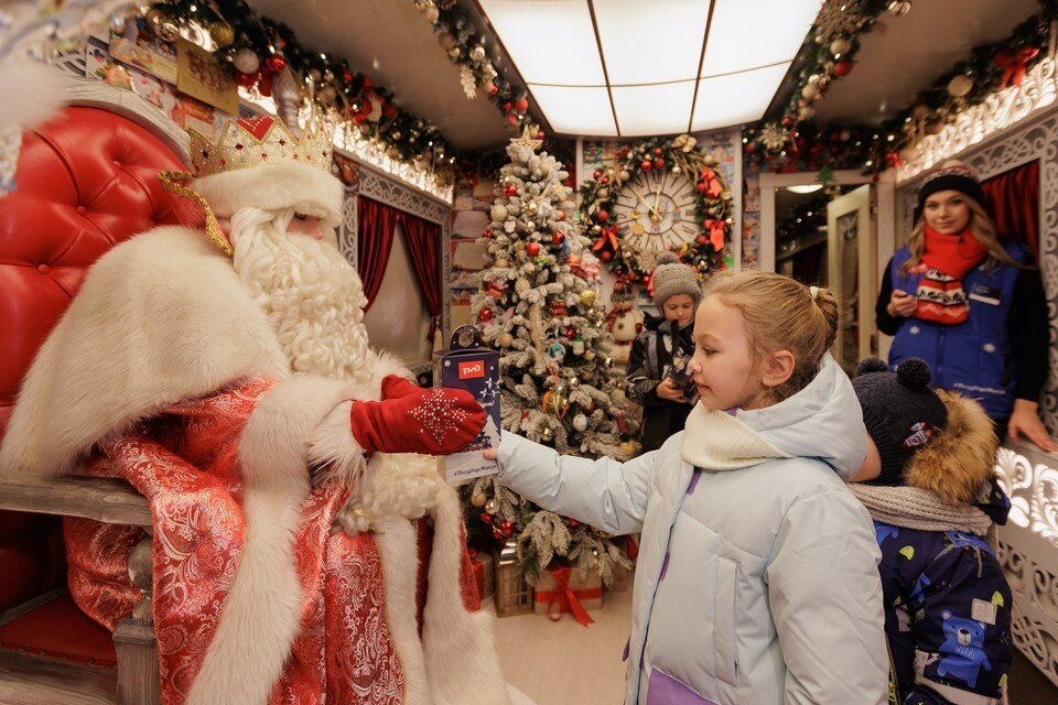    Один из вагонов поезда - приемная Деда Мороза Валерий ЗВОНАРЕВ