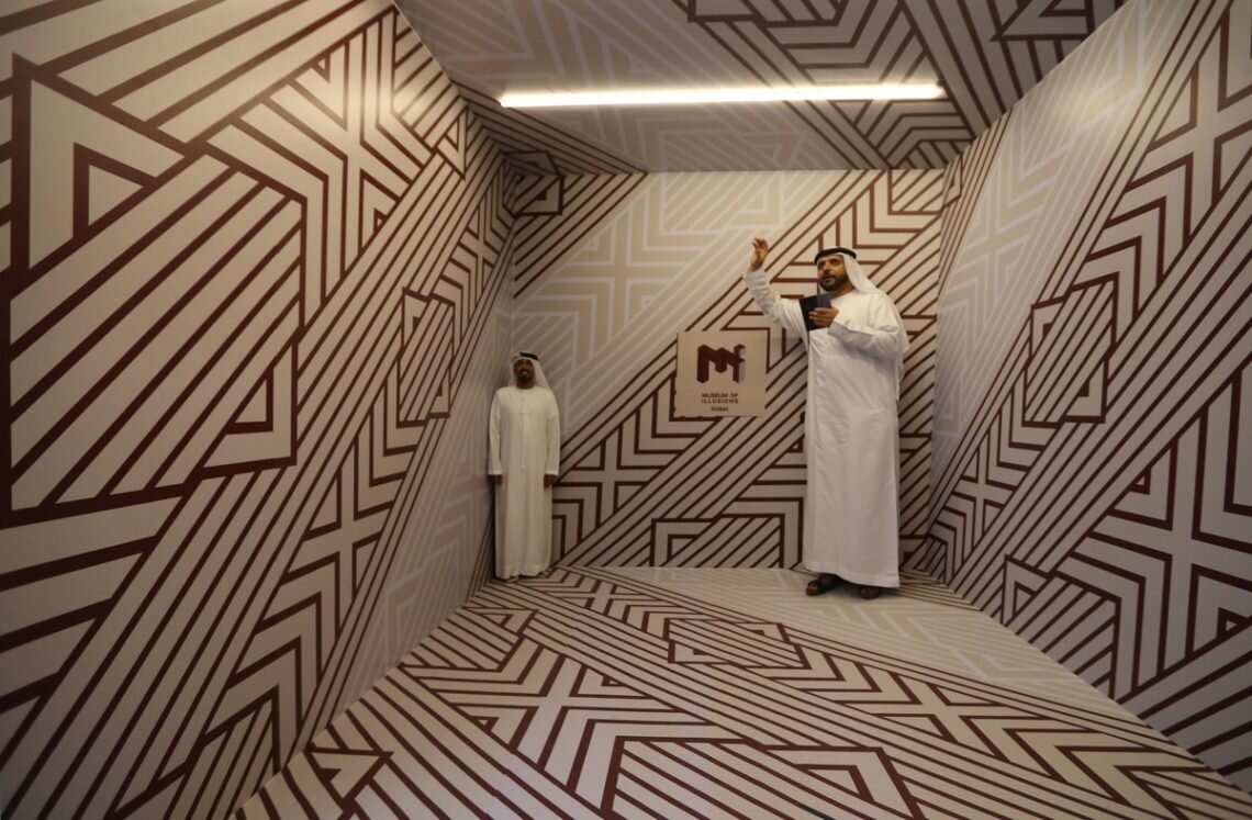 Комната иллюзий. Оптические иллюзии комната. Иллюзорная комната. Museum of Illusions Dubai.