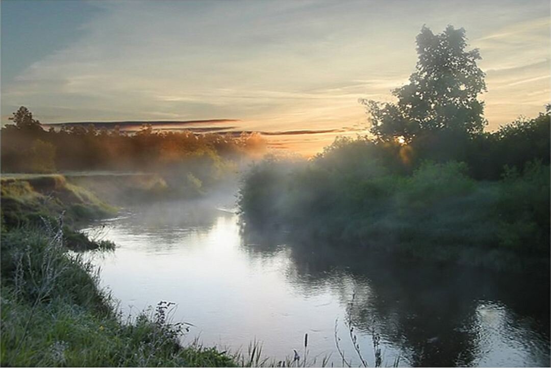 На каком берегу реки тихой находится мельница. Рассвет на реке. Красивый пейзаж. Утренняя река. Рассвет над рекой.