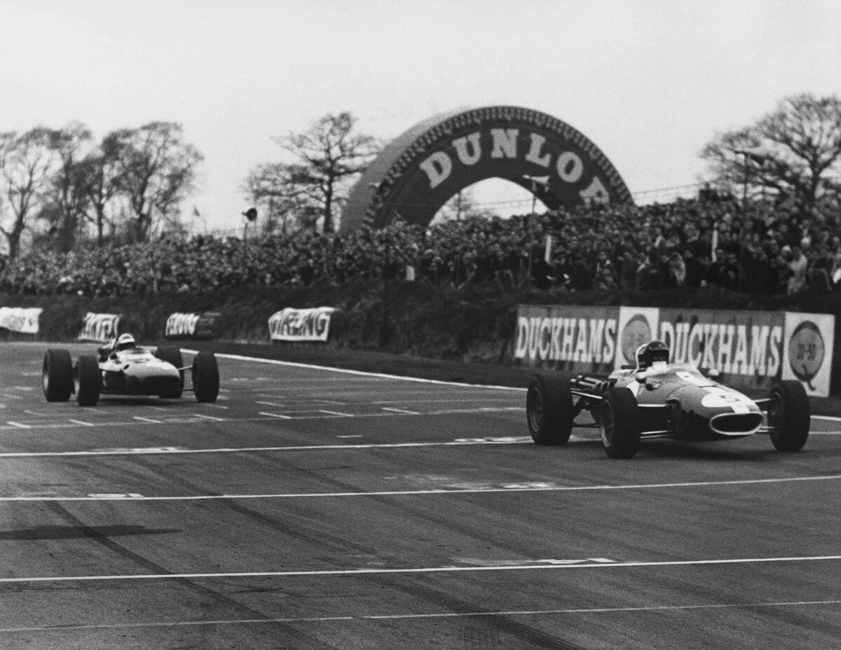 Второй раз Герни победил во внезачетной "Гонке Чемпионов", в Брэндс Хетче '67. На финише он всего на 0,4 секунды опередил Лоренцо Бандини на новейшей Ferrari 312. Йо Зифферт на Cooper-Maserati финишировал третьим. Фото: Pinterest