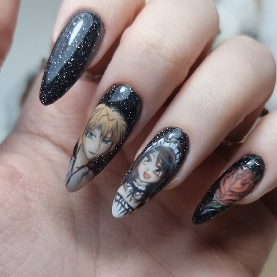 Это один и тот же чёрный гель-лак, только он по разному смотрится при дневном и ночном освещении.