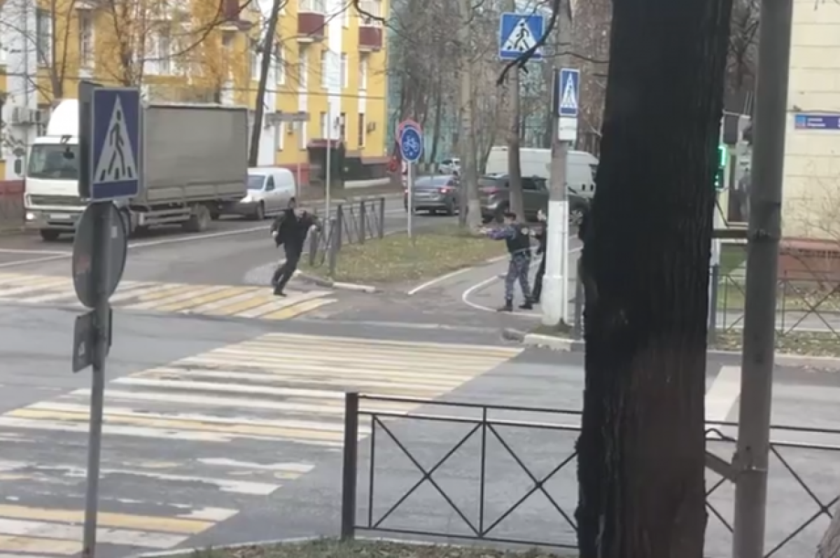    Неадекватный мужчина в Люберцах успел ранить мать и ее сына