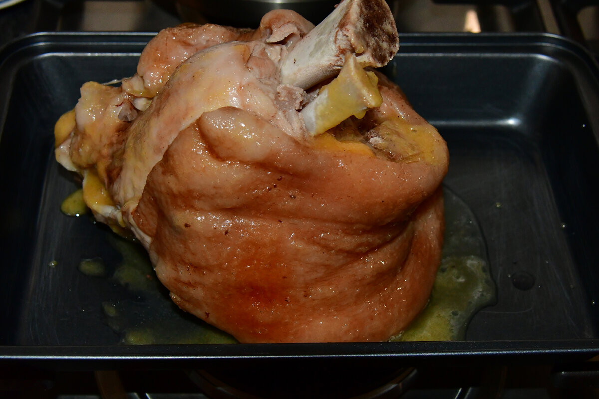 Свиная рулька, запеченная в духовке с медом