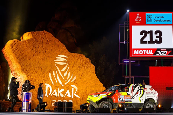 Экипаж пилотов Guoyu Zhang (Гоюй Чжан) и Hongyu Pan (Хунъюй Пан) и их BAIC BJ40 на старте Дакар-2022