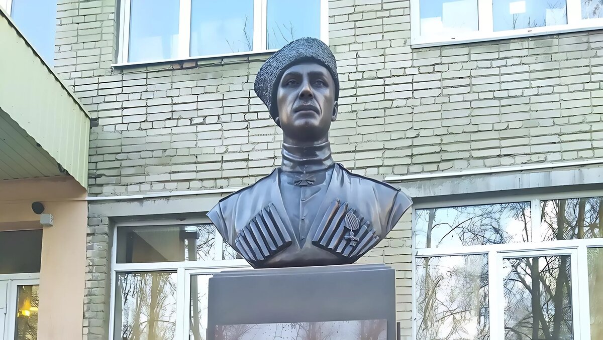     В Ростове активисты смогли установить памятник барону Врангелю, сообщила пресс-служба парка-музея «Парамоны».