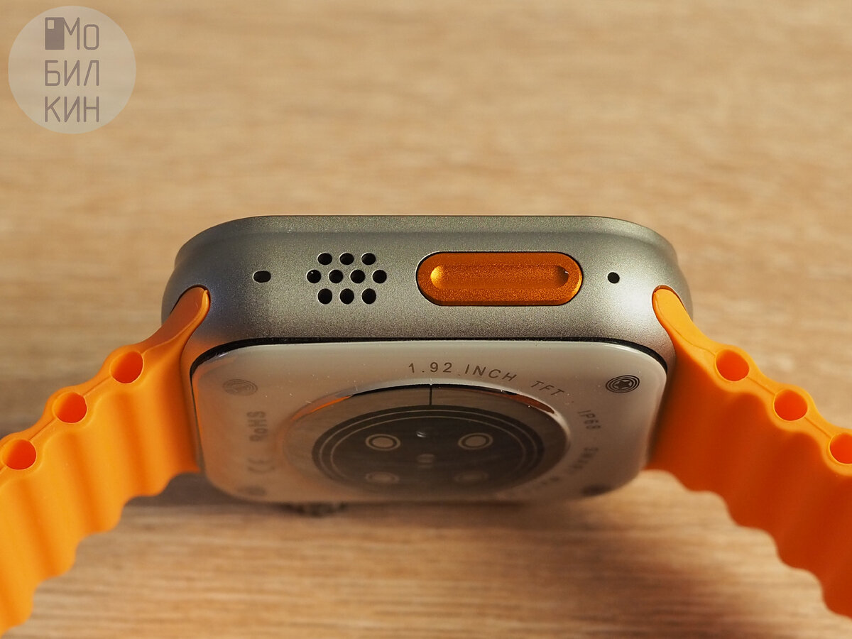 Слева: микрофон, динамик, клавиша питания