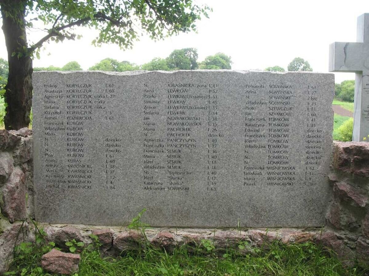    Мемориальная доска с именами поляков, убитых на ВолыниCC BY 3.0 / Alina i Ireneusz Skrzypczakowie / Graveyard in Berezowica Mala, Ukraine