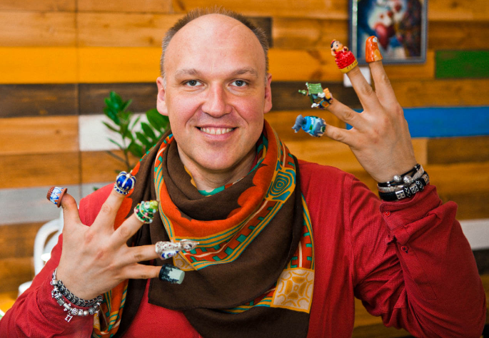 Фото с сайта https://morsmagazine.ru/lyudi/kollektsiya-naperstki-dizajnera-vladimira-telnyh/