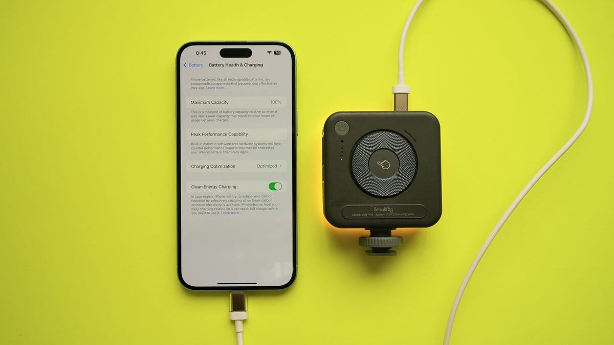 iPhone 15 также может заряжать другие телефоны и аксессуары, в том числе этот видеосигнал SmallRig, который я использую при съемке.