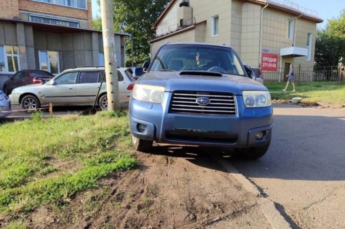    Одно из самых частых нарушений - парковка на газоне.