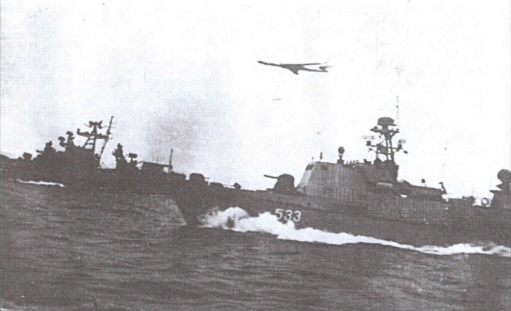 Снимок с места событий 9 ноября 1975 года. В центре — БПК «Сторожевой». Справа — пограничный катер. В небе — Ту-16.