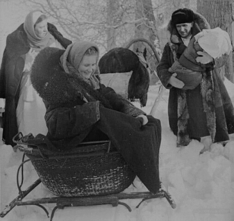 Муж забирает жену с ребёнком из роддома / фото взято из интернета