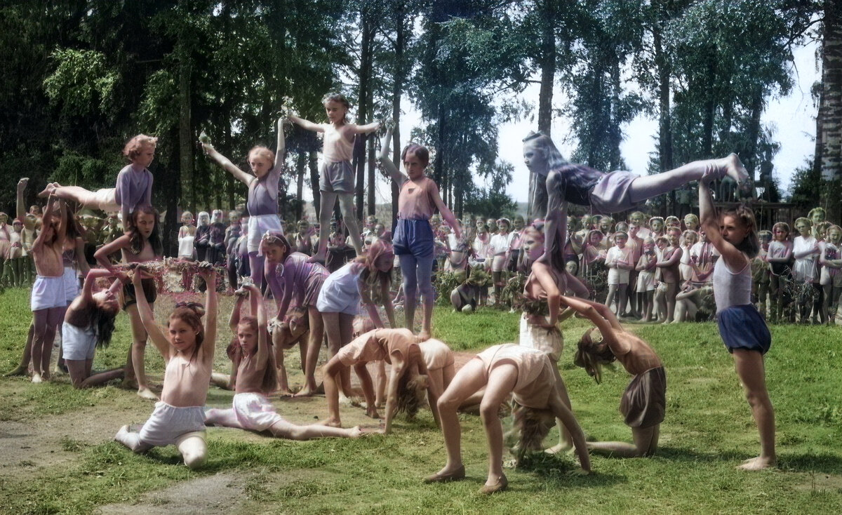 Зарядка в лагере. Советские детские лагеря отдыха. Пионерки в Пионерском лагере. Девочки в Пионерском лагере. Советские девочки в лагере