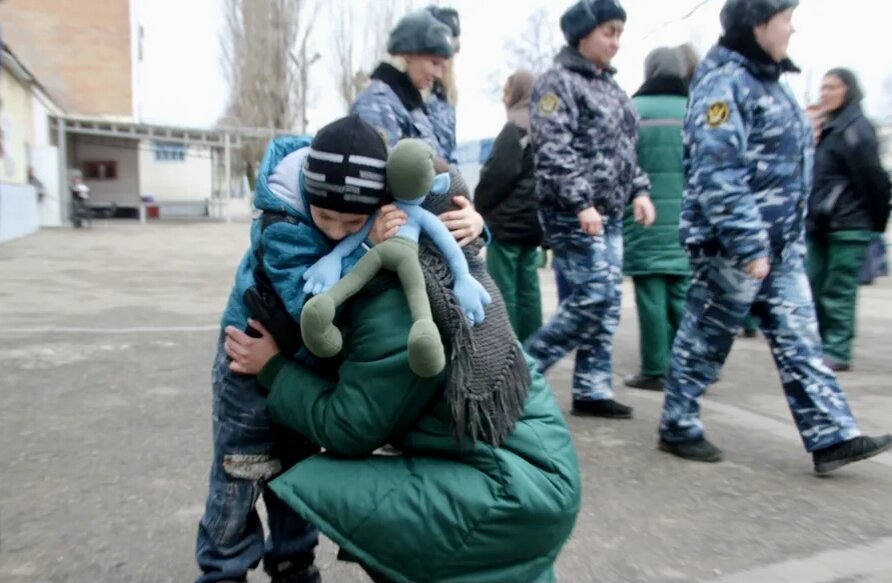 Дети заключенные. Осужденные женщины с детьми. Дети в женской колонии. Женщины с детьми в колониях. Осужденные беременные женщины.