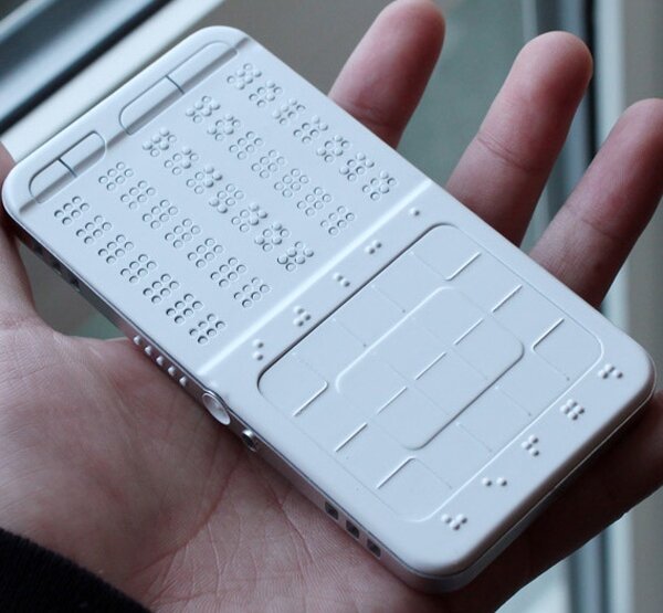 Draw Braille Mobile Phone использует на клавиатуре шрифт Брайля, который, собственно, позволяет слепым людям читать.