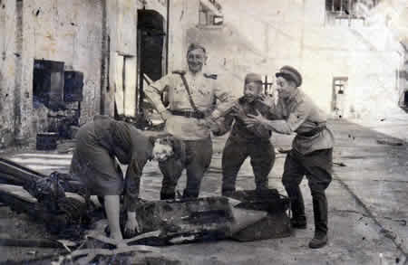 Старшина Батаев, стрелок-радист Дима Матяш, майор Поляков и их «жертва»