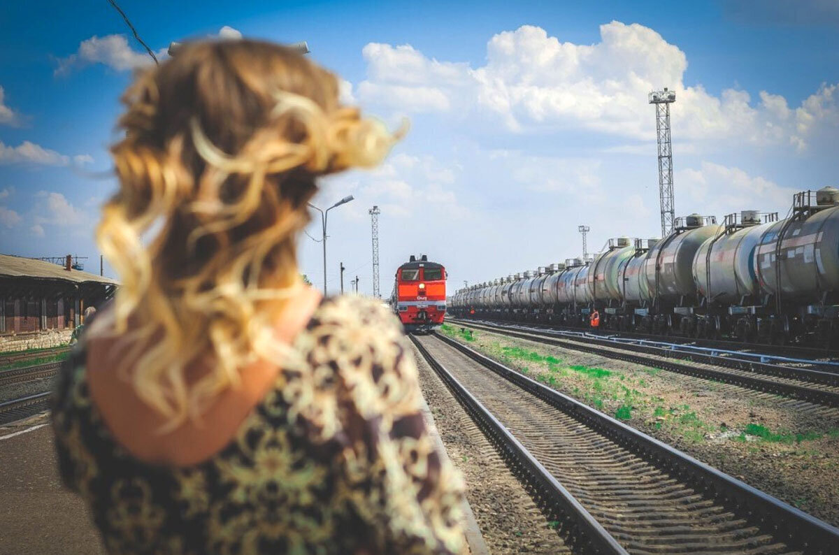 Лучше сяду в поезд. Встреча поезда. Провожать поезд. Девушка провожает поезд. Ожидание поезда.