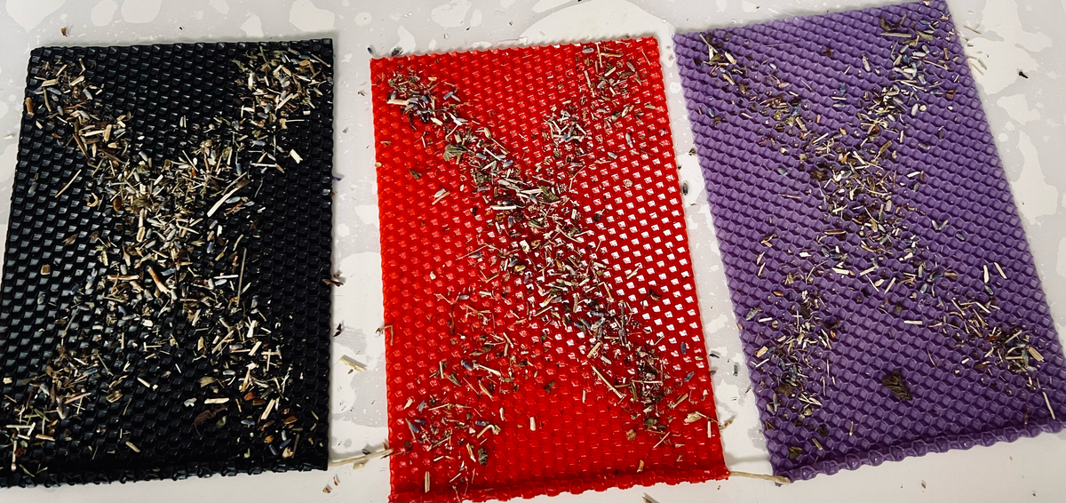 Свечи из вощины в процессе создания