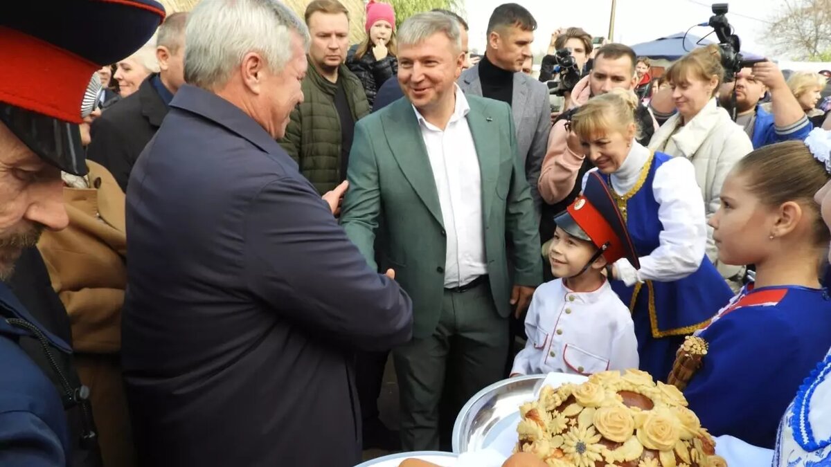     В Кагальницком районе задержан глава местной администрации Вадим Сидоров, его подозревают во взяточничестве. Чем известен скандальный чиновник и сколько он зарабатывал, разобралась RostovGazeta.