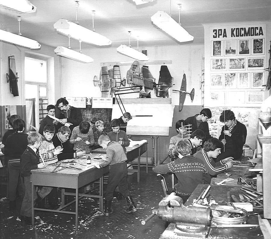 Занятия в авиамодельном кружке.  Фото из открытых источников
