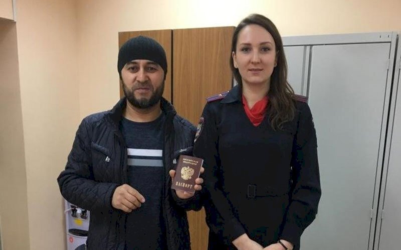 Таджик с русским паспортом. Картинка взята из источника: https://izvmor.ru/wp-content/uploads/2019/12/654345654345_p24767.jpg.