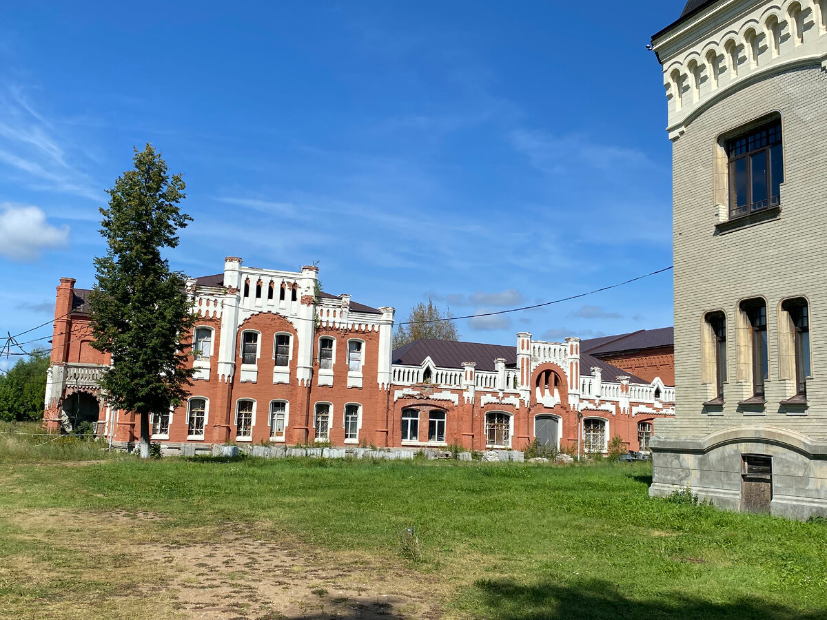 Вокруг замка еще стоят корпуса крахмало-паточного завода.