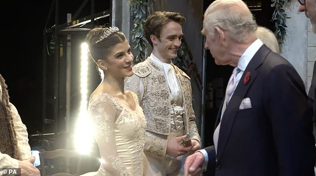 После выступления король побеседовал с некоторыми артистами и обсудил их напряженные графики.