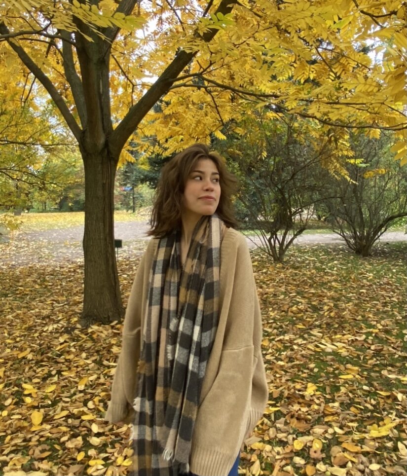 Это я специально в прошлом году, подловила неделю, когда листья ещё красивые и желтые и пошла в ботанический сад, чтобы хоть чуть чуть насладиться осенью) 