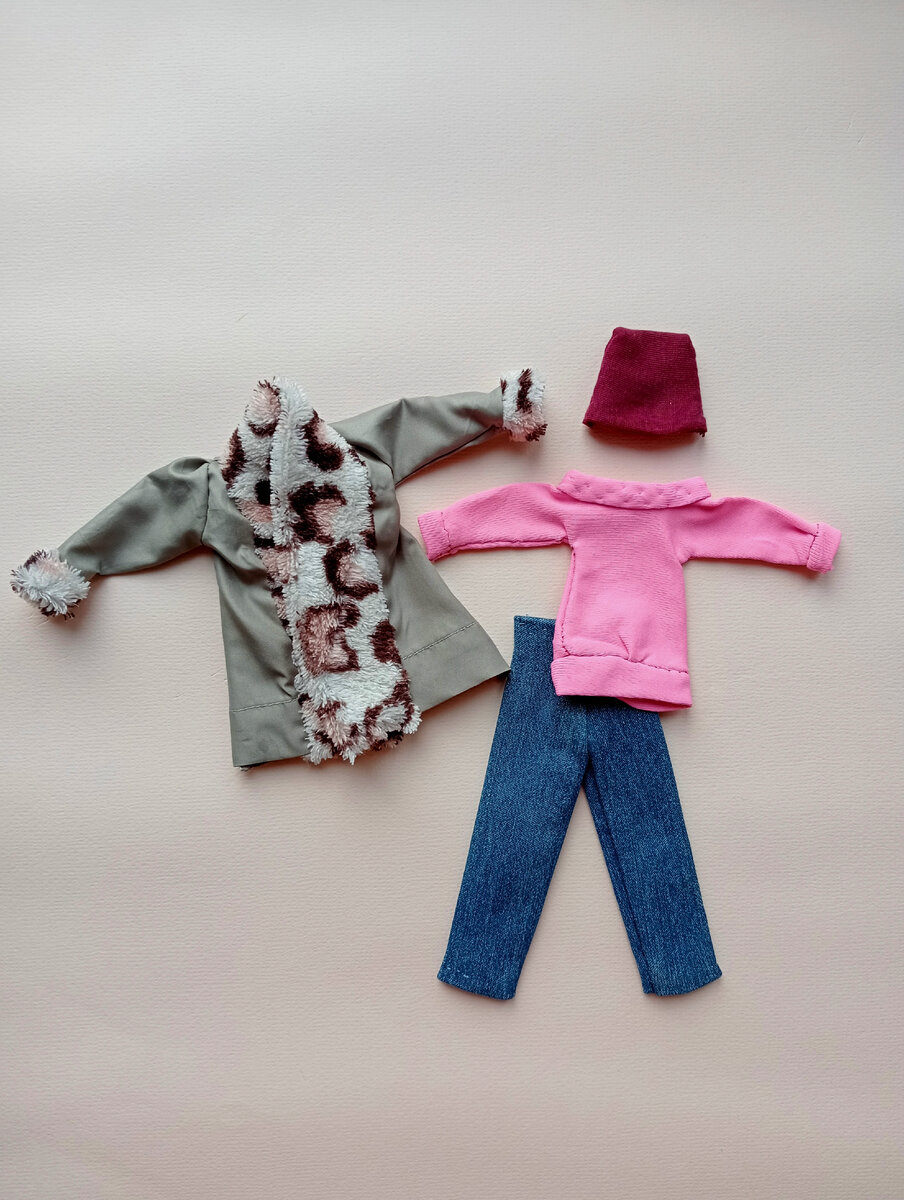 Курточка, кофточка, джинсы и шапка. 