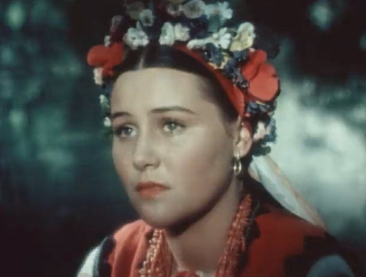 Кадр из кинофильма "Майская ночь, или Утопленница", 1952 г., режиссер Александр Роу, сценарист Константин Исаев, композитор Сергей Потоцкий (скриншот)