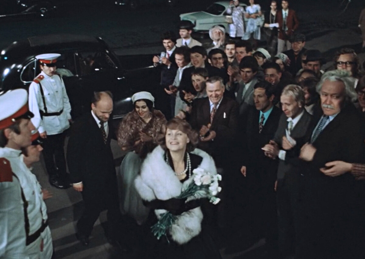 Татьяна Конюхова (камео). Кадр из кинофильма "Москва слезам не верит", 1979 г., режиссер Владимир Меньшов, сценарист Валентин Черных, композитор Сергей Никитин (скриншот)