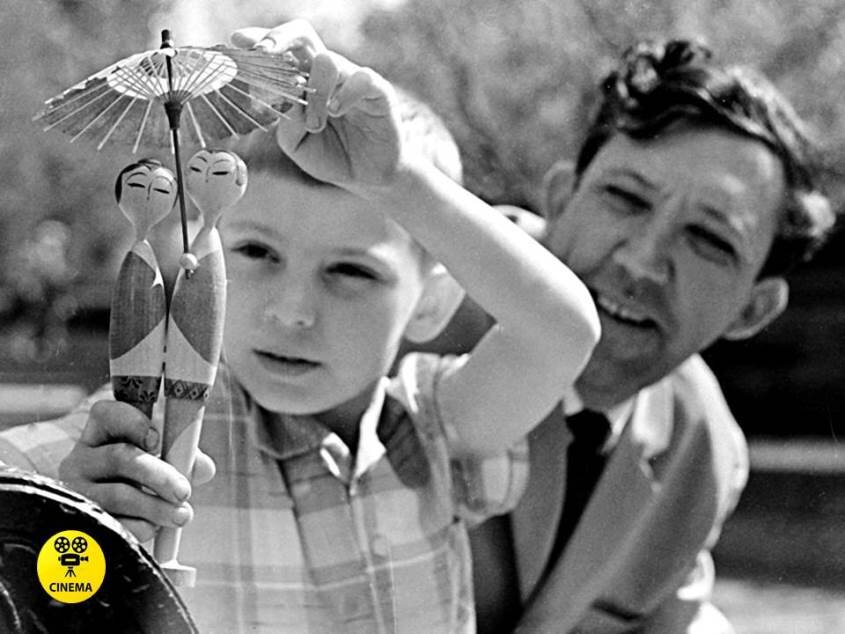 Юрий Никулин с сыном Максимом в 1964 году.