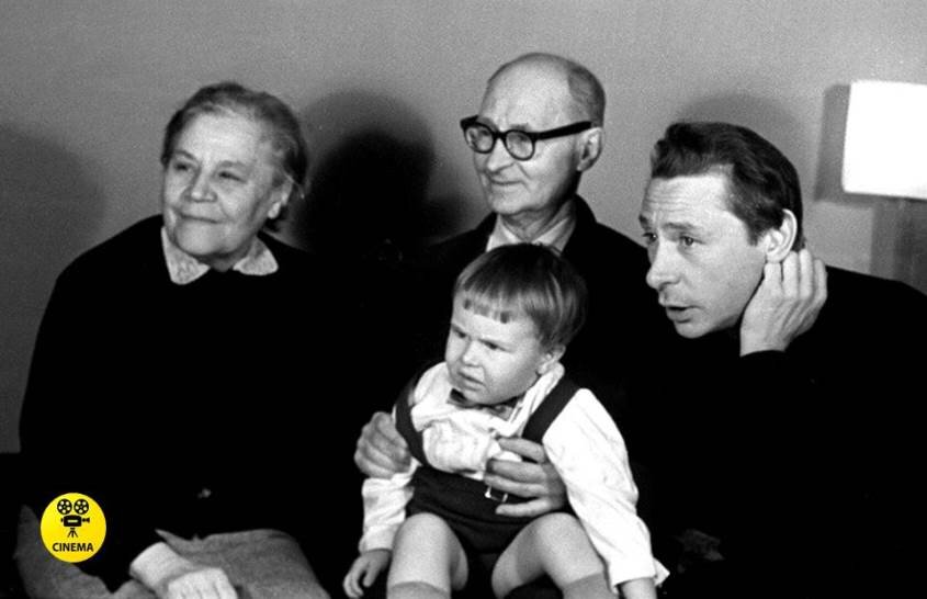 Олег Ефремов с родителями Николаем Ивановичем и Анной Дмитриевной. Сыну Михаилу на снимке 3 года. 1967 год.