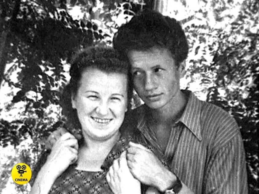 Леонид Быков со своей мамой Зинаидой Панкратовной Быковой. Ориентировочно, конец 40-х годов.