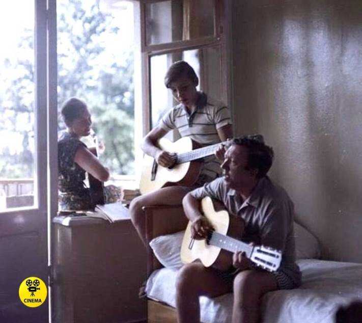 Гитарное трио семьи Никулиных. Снимок сделан в мае 1968 года в номере гостиницы Адлера в дни съёмок фильма «Бриллиантовая рука». Многие не знают, что Юрий Никулин неплохо играл на гитаре и любил под неё петь. Особенно песни Булата Окуджавы. На гитаре он начал играть ещё в юности, до войны. Позже научил играть на инструменте не только сына Максима, но и жену Татьяну. На юбилейном банкете в 1971 году они вместе на трёх гитарах исполнили достаточно сложное инструментальное произведение и сорвали овации гостей.