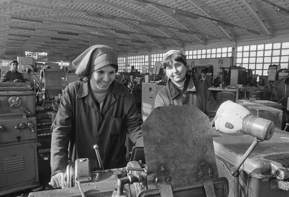1 января 1986 г. Работницы Джангалакского авторемонтного завода Эногуль и Шукрия. Фото © ТАСС / Надеждин Георгий