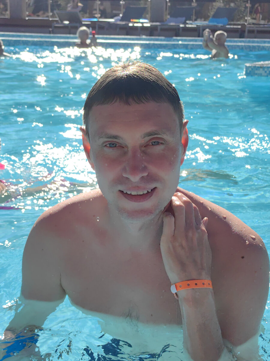 #Аквапарк_Газпром.
Минусы:
-работает 3 горки из 4 (причем 4 самая большая)
- очень маленький
Плюсы:
- классные фотографии
- тёплые и горячие гидро-массажные мини бассейны
- есть сауна и хаммам