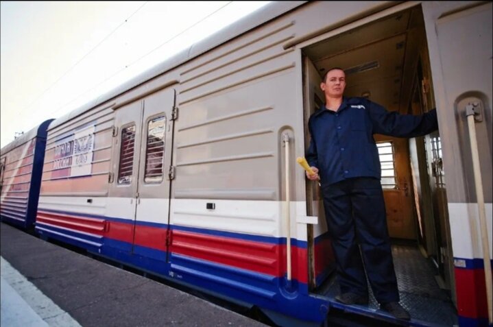 Проводник почтово-багажного вагона. Поезд отправляется со станции.