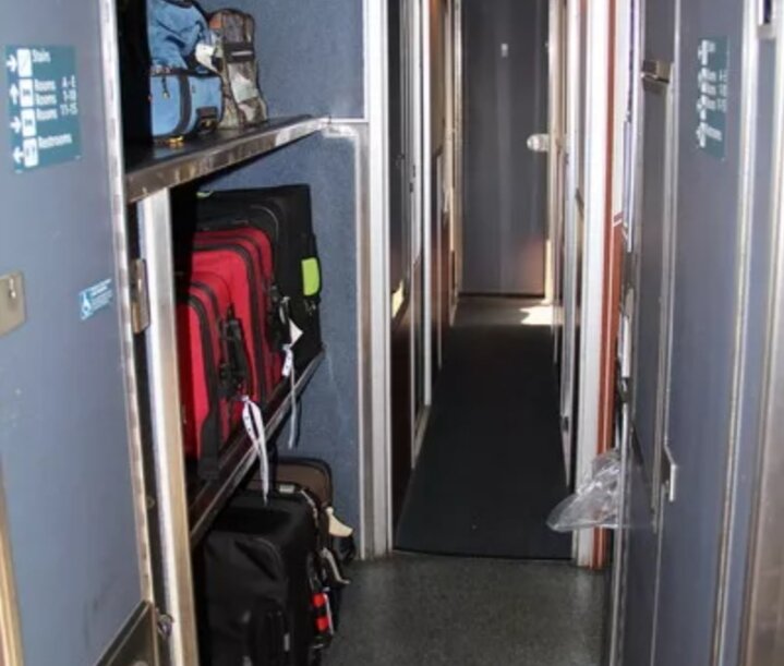 Почтово-багажный вагон внутри.