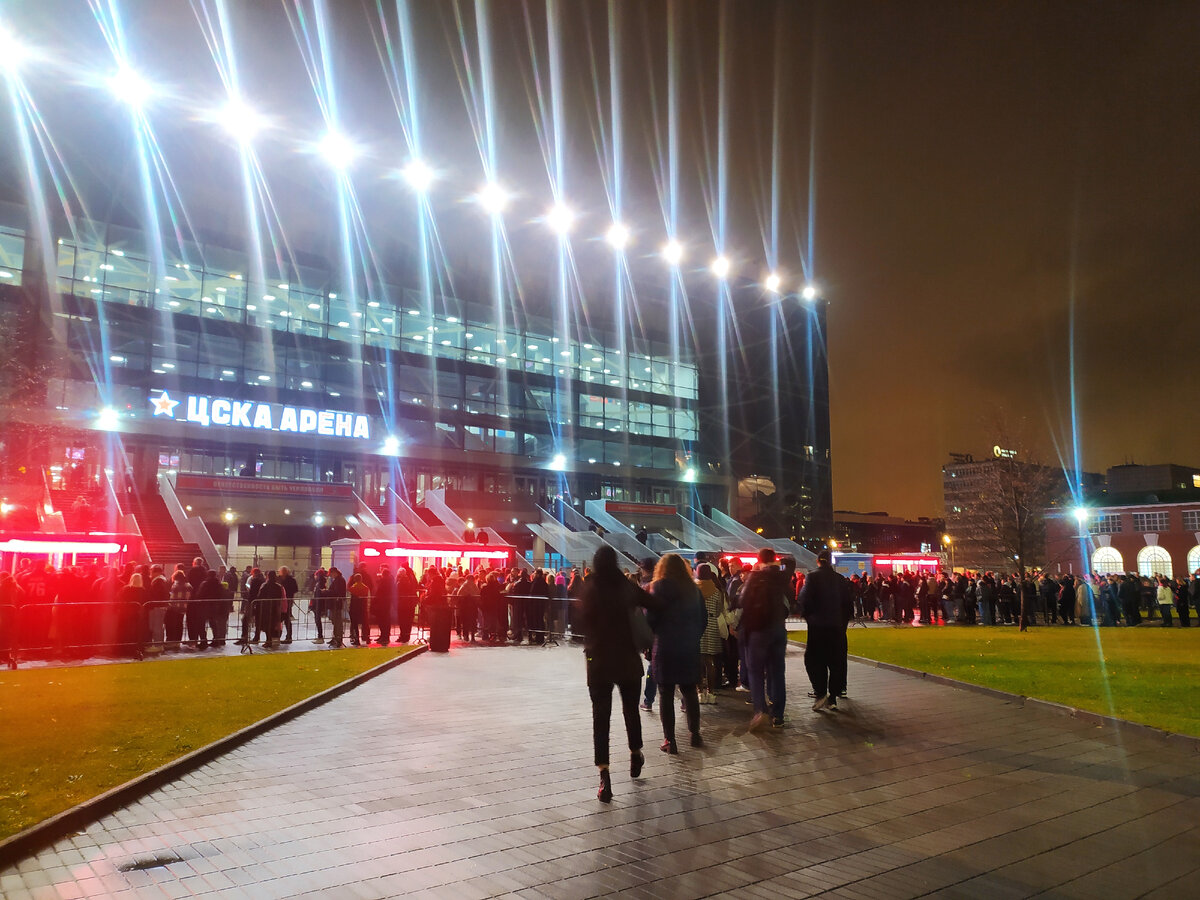 Очередь на проход в ЦСКА Арену, справа маленькое здание - Музей хоккея (фото автора)